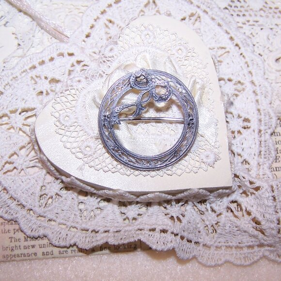 Art Deco Sterling Silver Filigree Pin Brooch - Circle with a Bow - Picture 4 of 6